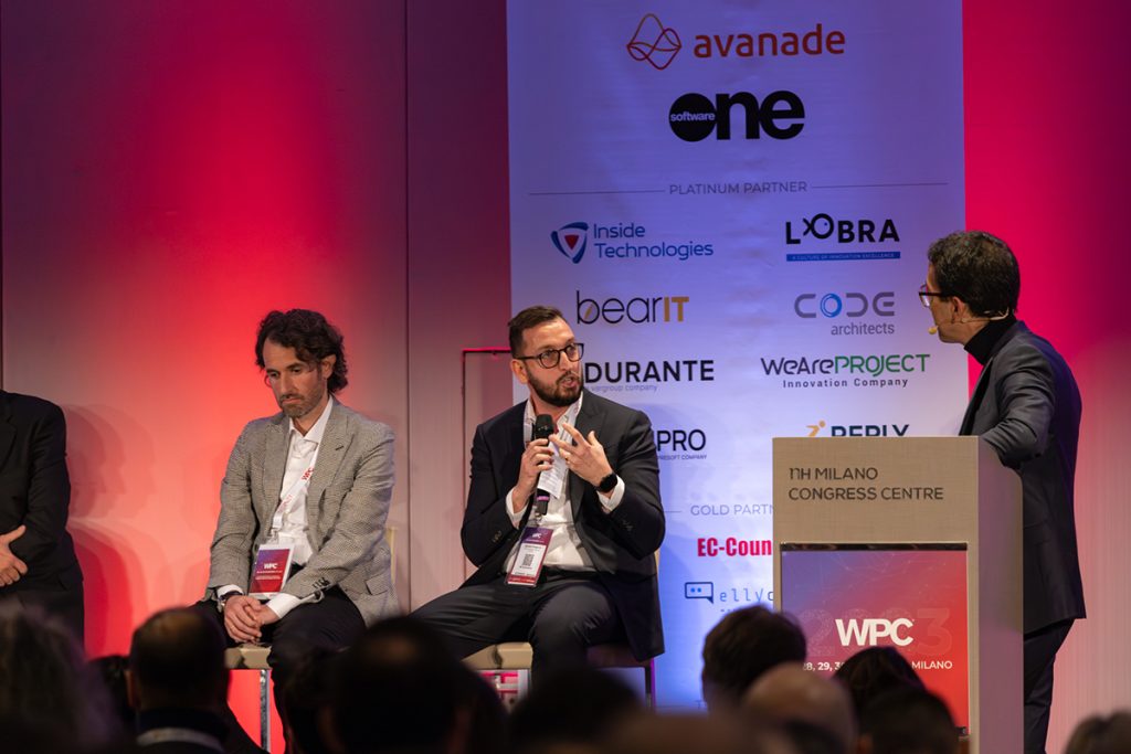 WPC 2023 - Daniele Gregorio di BearIT interagisce con il moderatore sul palco di WPC 2023