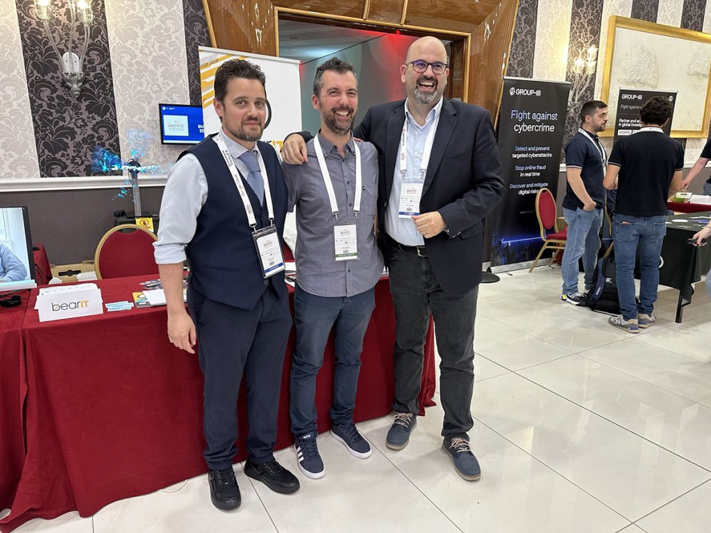 Co-founder di BearIT Gaspare Aristide Silvestri e Paolo Antonio Gallenga a Hack InBo Sicurezza all'ombra delle Torri 2023 con Senior Cyber Security IT in Deloitte. Andrea I.