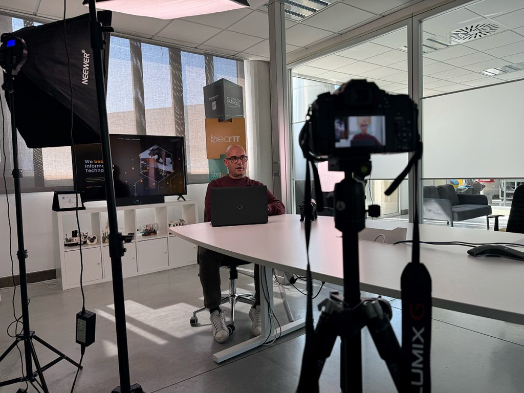 Gianluca Adriani, Senior Data Architect in BearIT, durante le riprese della Tech Pill Data Management