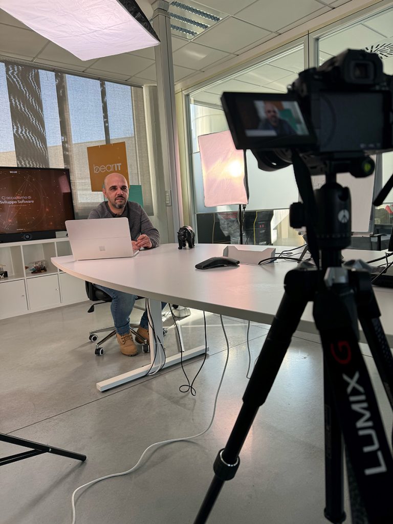 Dario Di Toro, Software Foundry Manager in BearIT, durante la registrazione della Tech Pill: Power BI: Business Intelligence al servizio della produttività