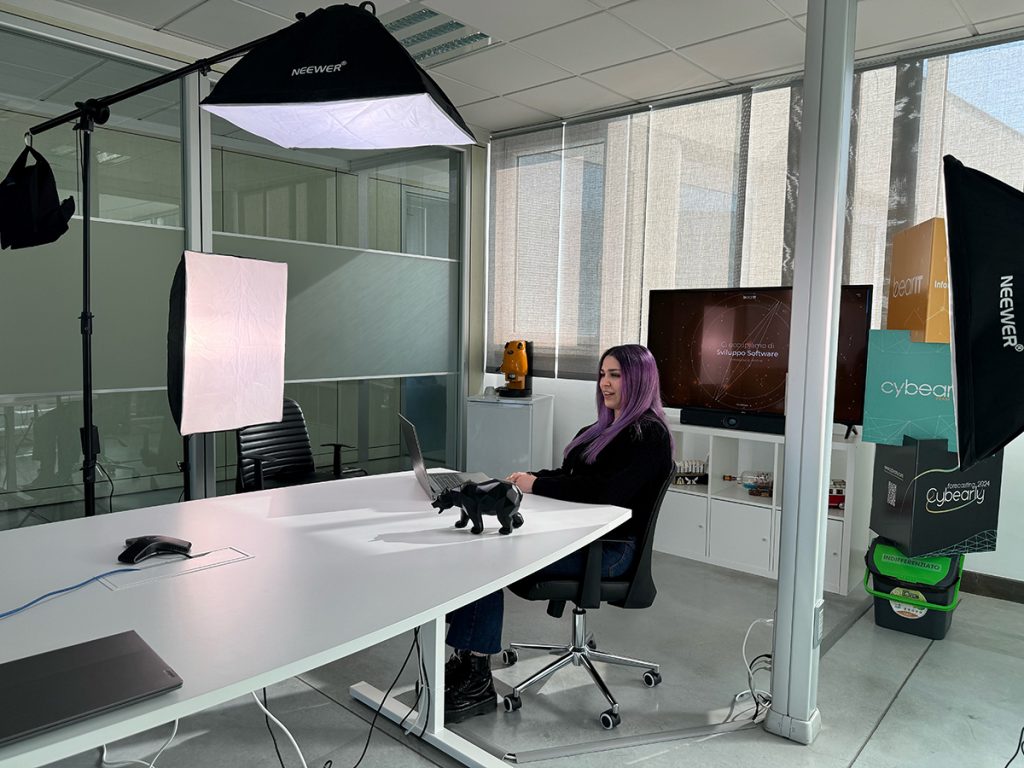 Silvia Serraiocco, UX e UI Designer di BeaIT, durante la registrazione della Tech Pill "Gamification"